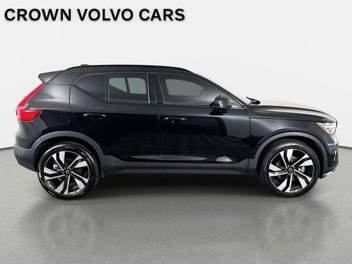 2023 Volvo XC40 B5 Plus Dark Theme