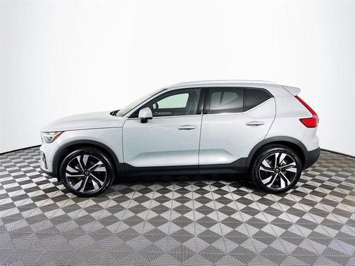 2024 Volvo XC40 B5 Plus Bright Theme