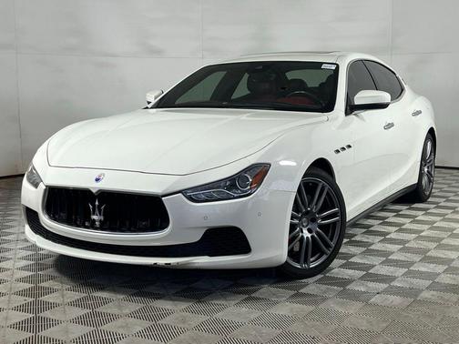 Bianco 2017 Maserati Ghibli S Q4