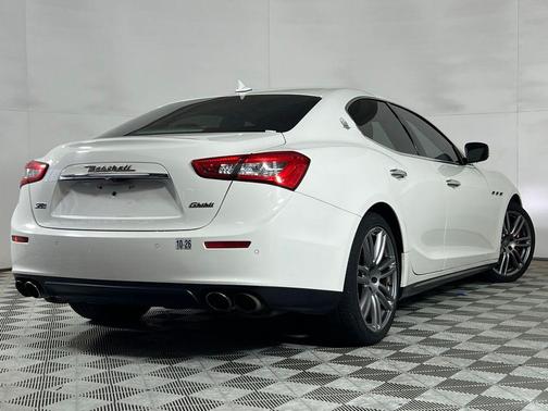 Bianco 2017 Maserati Ghibli S Q4