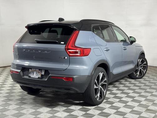 2022 Volvo XC40 T5 R-Design