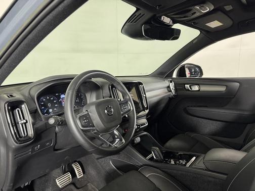 2022 Volvo XC40 T5 R-Design