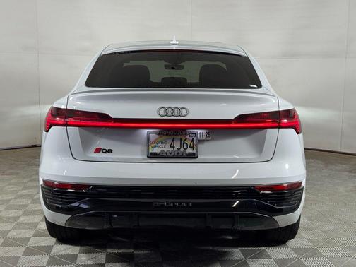 Glacier White Metallic 2024 Audi Q8 e-tron Prestige