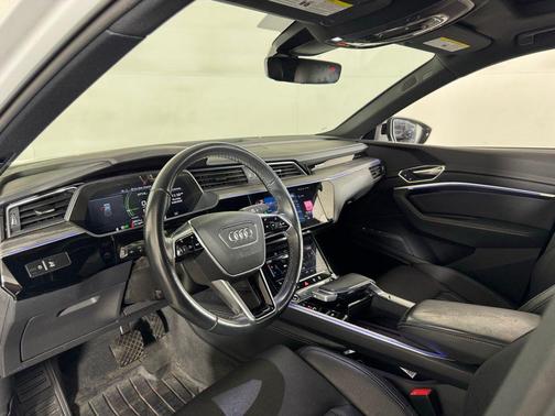 Glacier White Metallic 2024 Audi Q8 e-tron Prestige