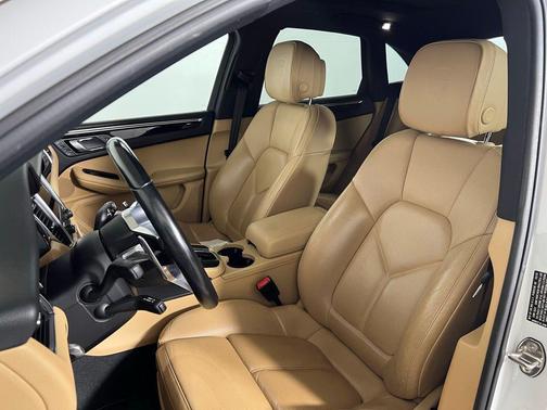 Carrara White Metallic 2018 Porsche Macan Macan
