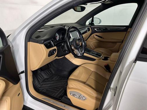 Carrara White Metallic 2018 Porsche Macan Macan