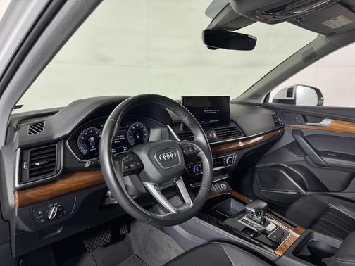 Ibis White 2023 Audi Q5 45 S line Premium Plus