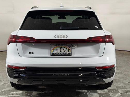 Glacier White Metallic 2024 Audi Q8 e-tron Prestige