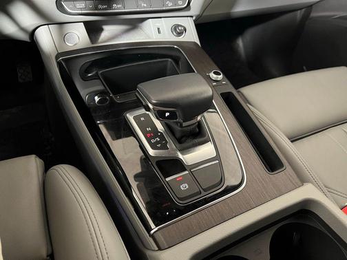 Glacier White Metallic 2023 Audi Q5 45 S line Premium