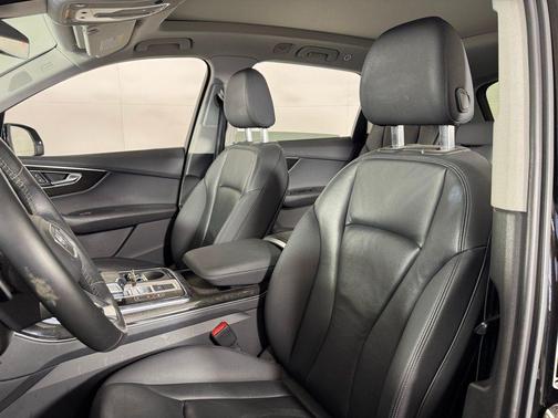 Mythos Black Metallic 2022 Audi Q7 55 Premium Plus