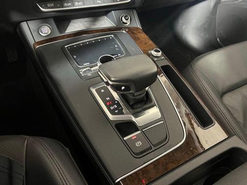 Florett Silver Metallic 2018 Audi Q5 2.0T Tech Premium