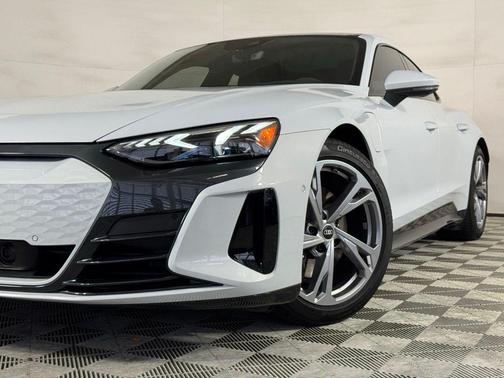 Suzuka Gray Metallic 2024 Audi e-tron GT Prestige quattro