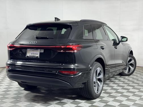 2025 Audi Q6 e-tron Premium quattro