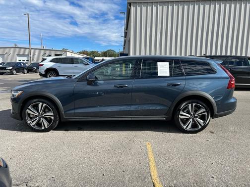 2023 Volvo V60 Cross Country B5 Plus