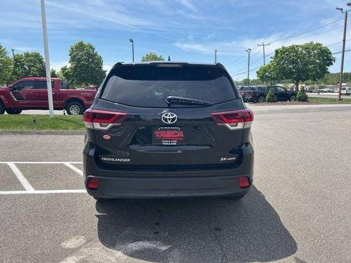 Midnight Black Metallic 2019 Toyota Highlander SE