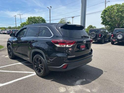Midnight Black Metallic 2019 Toyota Highlander SE