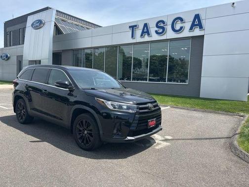 Midnight Black Metallic 2019 Toyota Highlander SE