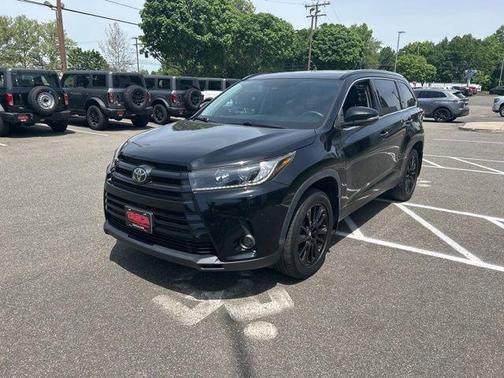 Midnight Black Metallic 2019 Toyota Highlander SE