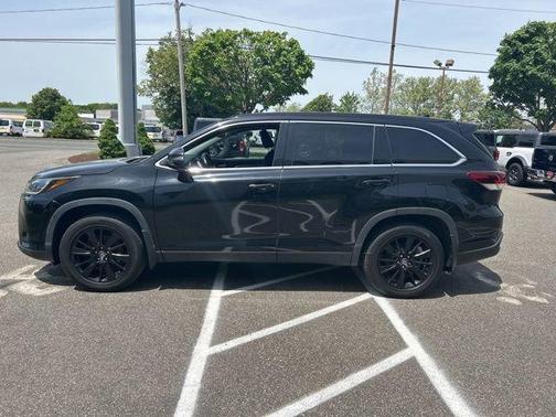 Midnight Black Metallic 2019 Toyota Highlander SE