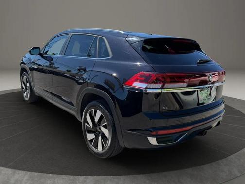 Deep Black Pearl 2024 Volkswagen Atlas Cross Sport 2.0T SE w/Technology