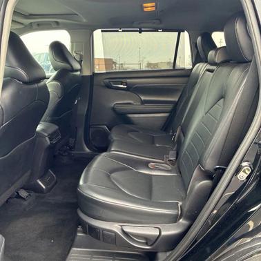 Midnight Black Metallic 2022 Toyota Highlander XLE