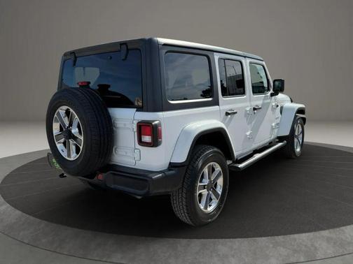 Bright White Clearcoat 2021 Jeep Wrangler Unlimited Sahara