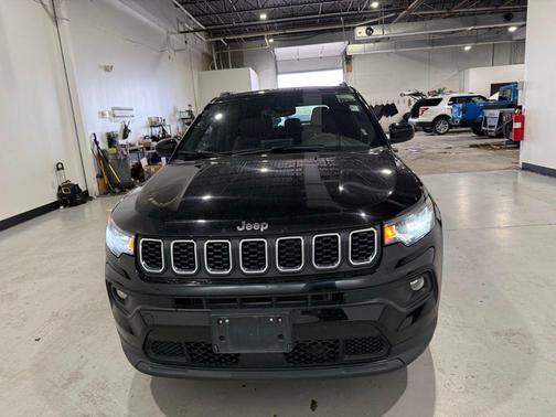 Diamond Black Crystal Pearlcoat 2025 Jeep Compass Latitude