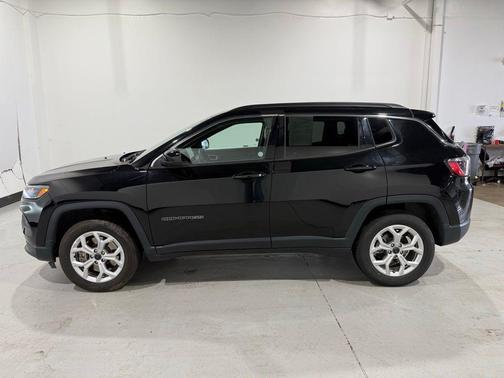 Diamond Black Crystal Pearlcoat 2025 Jeep Compass Latitude
