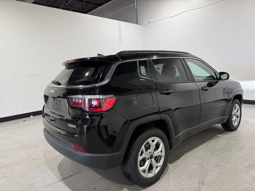 Diamond Black Crystal Pearlcoat 2025 Jeep Compass Latitude