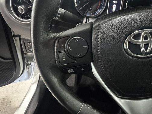 Super White 2017 Toyota Corolla SE