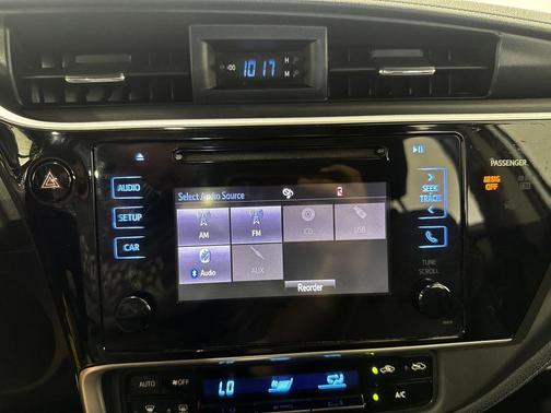 Super White 2017 Toyota Corolla SE