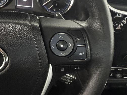 Super White 2017 Toyota Corolla SE