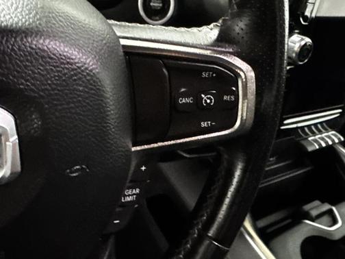 Diamond Black Crystal Pearlcoat 2022 RAM 1500 Sport