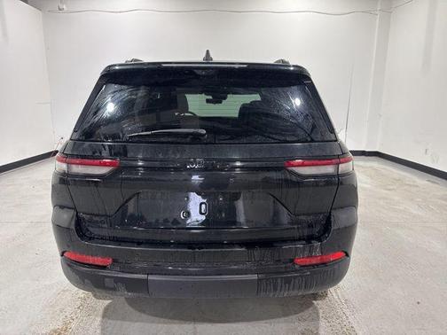 Diamond Black Crystal Pearlcoat 2024 Jeep Grand Cherokee Limited