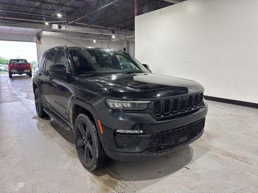 Diamond Black Crystal Pearlcoat 2024 Jeep Grand Cherokee Limited