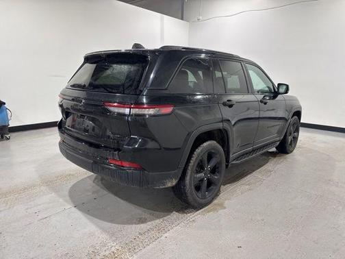 Diamond Black Crystal Pearlcoat 2024 Jeep Grand Cherokee Limited
