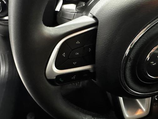 Alpine White Clearcoat 2023 Jeep Renegade Altitude
