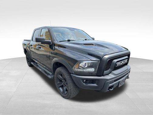 Diamond Black Crystal Pearlcoat 2022 RAM 1500 Classic SLT