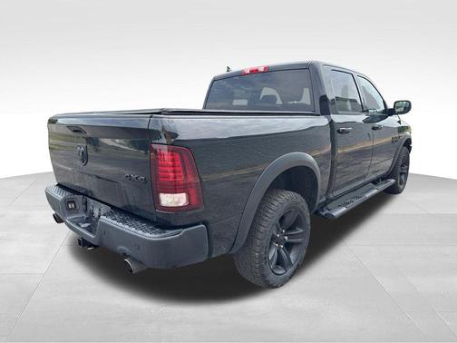 Diamond Black Crystal Pearlcoat 2022 RAM 1500 Classic SLT