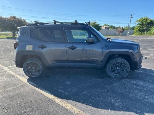Granite Crystal Metallic Clearcoat 2017 Jeep Renegade Latitude