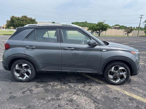 Ecotronic Gray w/Black Roof 2025 Hyundai VENUE Limited