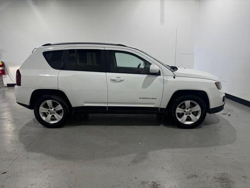 Bright White Clearcoat 2017 Jeep Compass Latitude