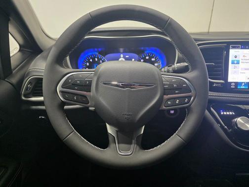Bright White Clearcoat 2026 Chrysler Pacifica L