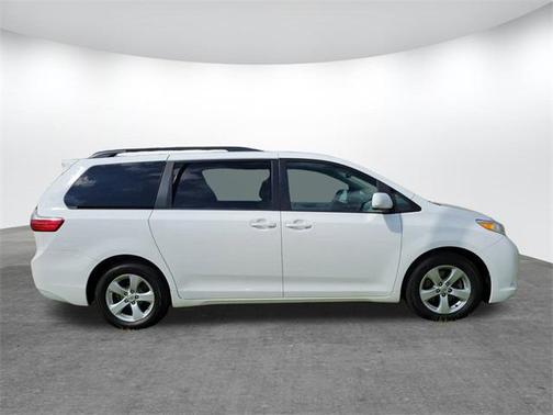 2017 Toyota Sienna LE