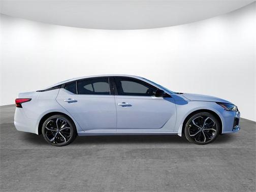 2025 Nissan Altima SR FWD