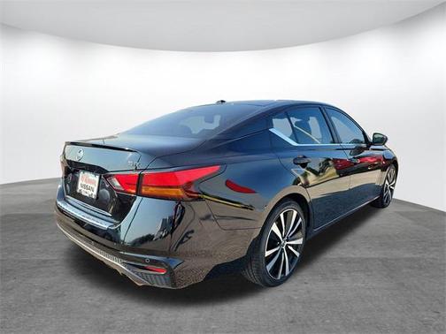 2022 Nissan Altima SR FWD