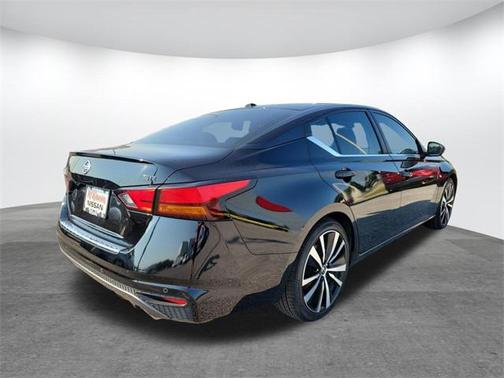 2022 Nissan Altima SR FWD