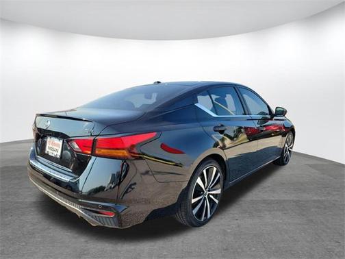 2022 Nissan Altima SR FWD