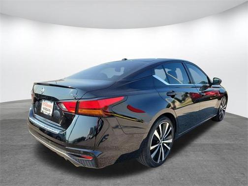 2022 Nissan Altima SR FWD