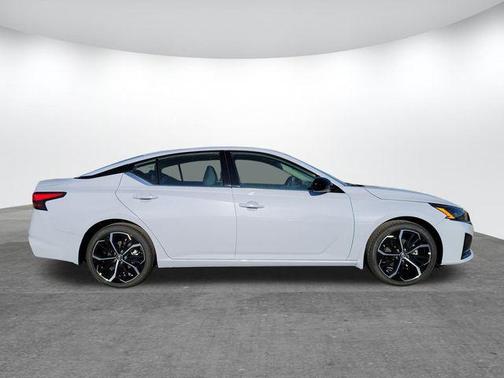 2025 Nissan Altima SR FWD